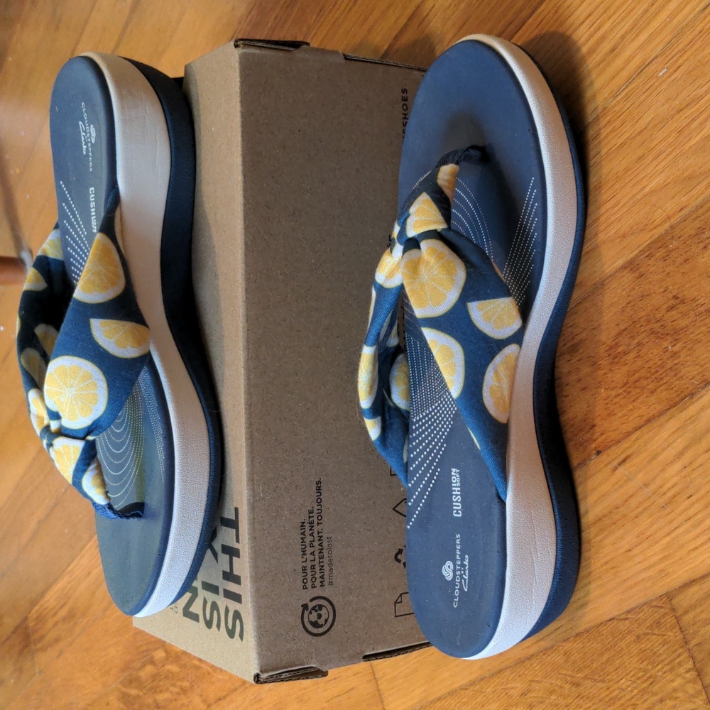 Clark's Cloudsteppers Arla Glison Thong flip flops lemon slide Sandals SZ 7 EUC